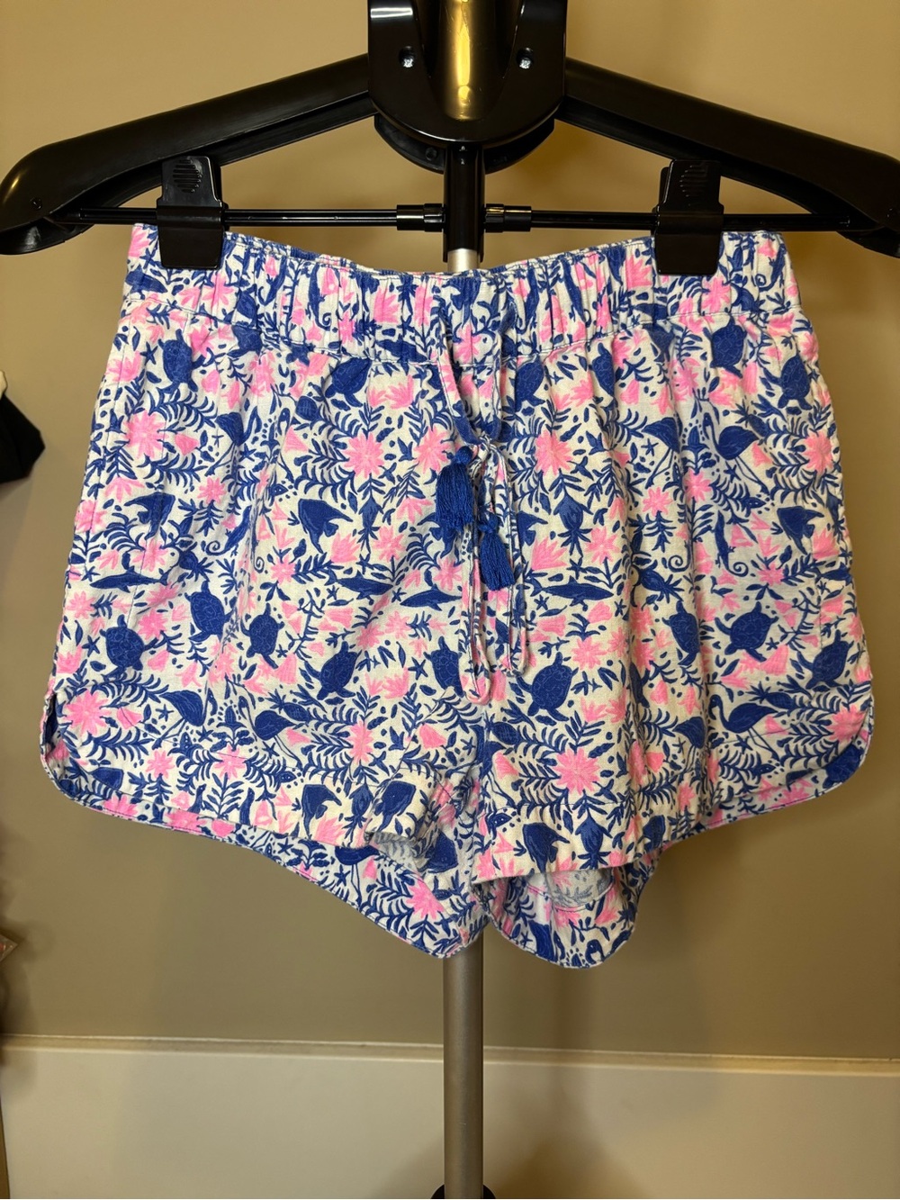 Vineyard Vines Women’s Small Floral Turtle Print Linen Blend Shorts Pink Blue